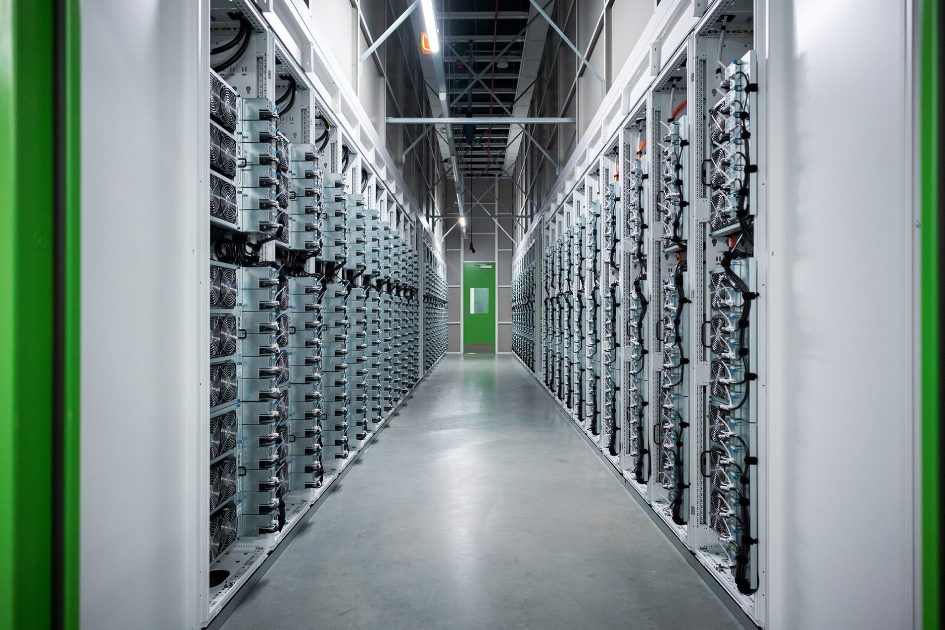 Corredor de servidores em um datacenter da Microsoft